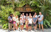 Reisegruppe vor Tree Hotel - Thailand Familienreise