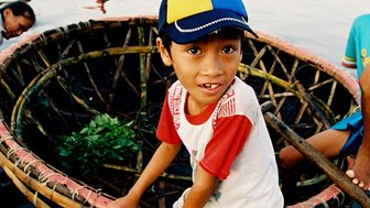 Traditionelles Korbboot mit Einheimischer auf dem Wasser – Vietnam mit Kindern