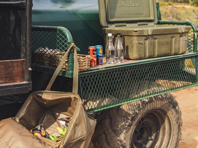 Picknick neben einem Traktor in der Buffelsdrift Game Lodge – Südafrika mit Kindern