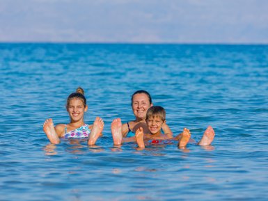 Mutter mit Kindern im Toten Meer - Jordanien Reise mit Kindern