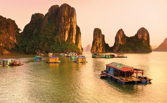 Traditionelle schwimmende Häuser auf dem Wasser – Vietnam Reise mit Kindern