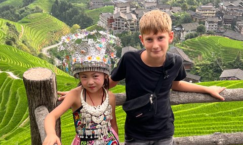 Begegnung zwischen einem einheimischen Mädchen und einem Jungen in den Longsheng-Reisterrassen – China mit Kindern