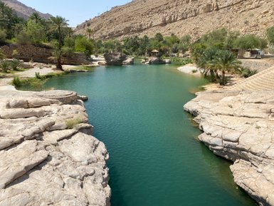 Türkises Wasser im Wadi Bani Khalid im Oman – Oman Familienreise
