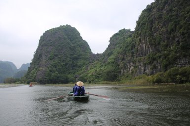 Touristen entdecken die Halong-Bucht bei einer Bootstour – Vietnam mit Kindern