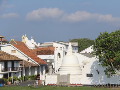 Der weiße Sri Sudharmalaya Tempel im Galle Fort – Sri Lanka Reise mit Kindern