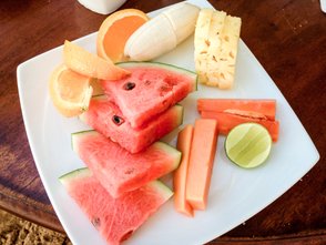 Obstteller mit Ananas, Wassermelone und Papaya in Sri Lanka – Sri Lanka Familienreise