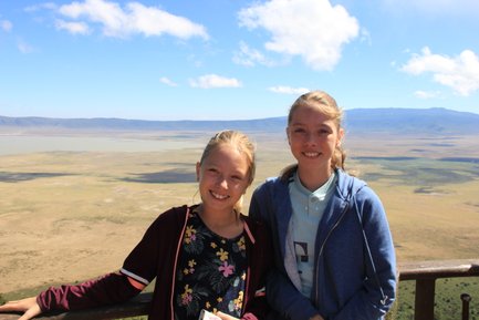 Familienkinder entdecken die Landschaft im Ngorongoro-Krater – Tansania Familienreise