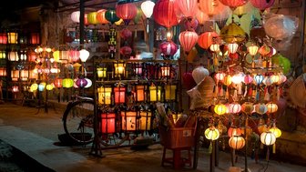 Farbenfrohe Laternen erhellen die Straßen in Vietnam – Vietnam Familienreise
