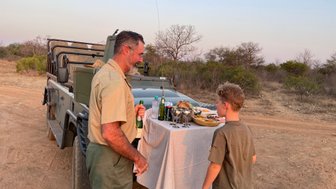 Sundowner im Safari-Jeep bei Sonnenuntergang in Makutsi – Südafrika Familienreise
