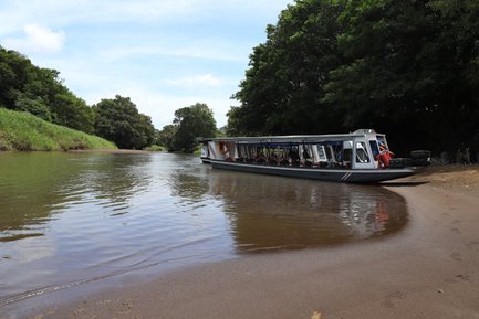 Familie genießt eine ruhige Bootstour durch die Kanäle des Tortuguero Nationalparks – Costa Rica Reise mit Kindern