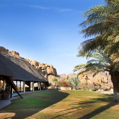 Außenansicht der Ai Aiba Lodge - Namibia Familienreise