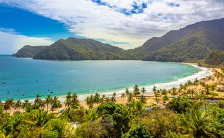 Ein atemberaubender Blick auf die Küste von Maracas Bay, umgeben von üppigen Bergen und klarem, blauem Wasser.
