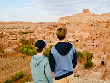 Kinder bewundern die weite Landschaft von Aït Ben Haddou – Marokko Familienreise
