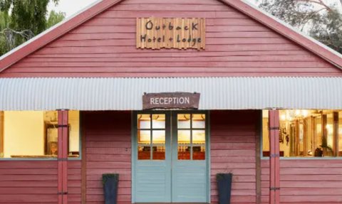 Die Fassade des Outback Hotels zeigt eine einladende Eingangstür und moderne dekorative Elemente.