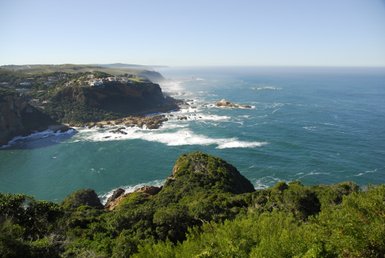 Eindrucksvolle Aussicht auf Ozean und Felsen bei Knysna – Garden Route mit Kindern