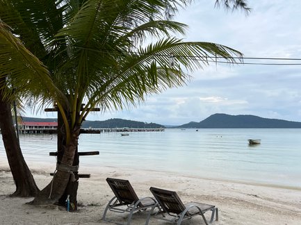 Liegen am weißen Sandstrand von Koh Rong Samloem – Kambodscha Reise mit Kindern