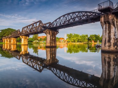 Blick auf historische Brücke über den River Kwai vom Fluss - Thailand mit Kindern 