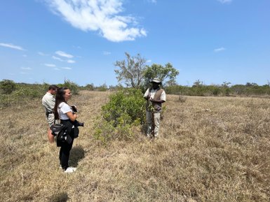 Safari-Guide erklärt im Krüger Nationalpark – Südafrika Familienreise