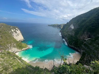 Spektakulärer Blick auf Kelingking Beach auf Nusa Penida – Bali Familienreise