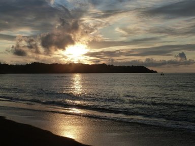 Sonnenuntergang über spiegelglattem Wasser am Strand – Costa Rica Reise mit Kindern