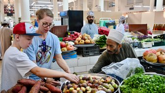 Mutter und Kind kaufen im Souk von Nizwa ein – Oman Reise mit Kindern