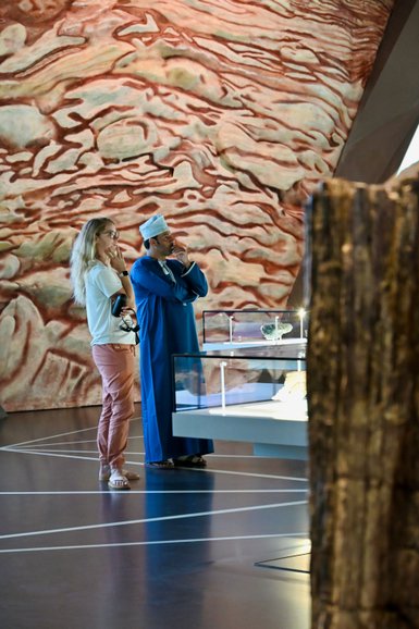 Guide mit Frau etwas im Museum Oman Across Ages in Manah – Oman Familienreise