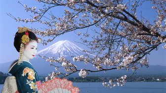 Eine Geisha in traditioneller Kleidung steht vor dem Fuji, umgeben von blühenden Kirschbäumen und einem klaren blauen Himmel.
