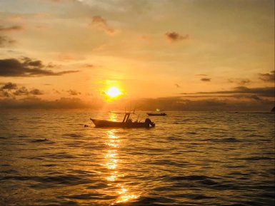 Schöner Sonnenuntergang am Strand von Sámara – Costa Rica Reise mit Kindern