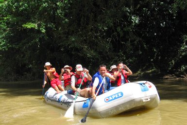 Gruppe paddelt zusammen bei einer Rafting-Tour – Costa Rica Familienreise