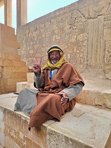 Einheimischer mit traditioneller Kleidung bei den Pyramiden von Gizeh in Kairo – Ägypten Reise mit Kindern