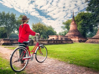 Fahrradtour zur Tempelanlage des Wat Si Chum in Sukhothai mit dem Fahrrad - Thailand mit Kindern