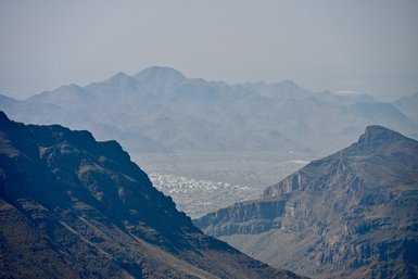 Eindrucksvolle Felsformationen und Gipfel des Jebel Akhdar im omanischen Hochgebirge – Oman Familienreise