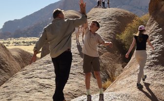 Kind und Reiseleiter im Erongogebirge - Namibia mit Kindern