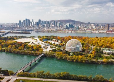 Luftaufnahme von Montreal mit bunten Herbstbäumen