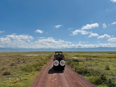 Jeep unterwegs im Ngorongoro-Krater auf Tierbeobachtung – Tansania mit Kindern