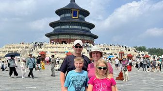 Familie posiert für ein Erinnerungsfoto vor dem Himmelstempel in Peking – China Familienreise