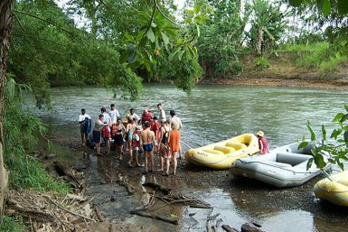 Gruppe stimmt sich gemeinsam auf das Rafting-Abenteuer ein – Costa Rica Familienreise