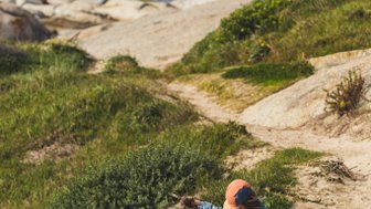 Junge läuft und spielt am Strand des Boulders Beach – Südafrika mit Kindern