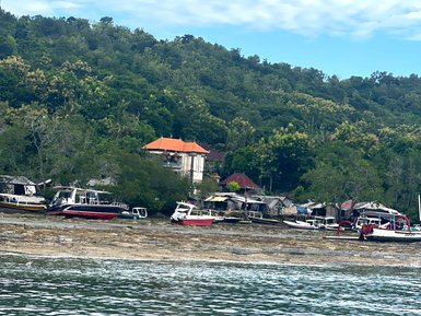 Fischerboote liegen am Ufer von Nusa Lembongan – Bali Reise mit Kindern