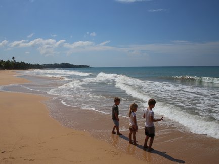 Kleinkinder spielen fröhlich am Strand vor dem Mirissa Beach Inn – Sri Lanka Reise mit Kindern