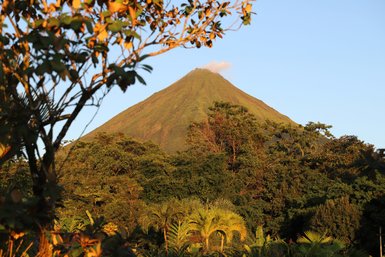 Vulkan Arenal leuchtet im sanften Schein des Sonnenuntergangs – Costa Rica Familienreise