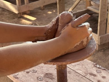 Eine Person gestaltet mit Ton im Fagnoon Art Center – Ägypten Reise mit Kindern