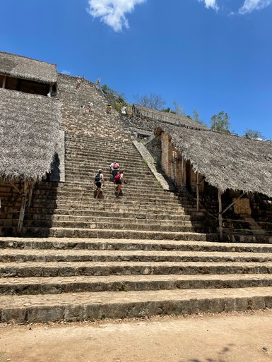 Menschen erklimmen die Hauptpyramide von Ek Balam – Mexiko mit Kindern