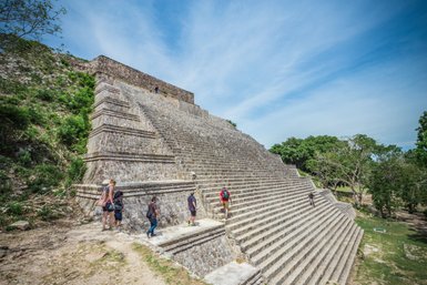 Steintreppen führen zur Spitze der Maya-Pyramide in Uxmal – Mexiko Familienreise