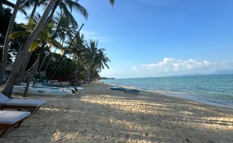 Strand bei blauem Himmel mit Palmen im Santiburi Resort auf Koh Samui - Thailand mit Kindern