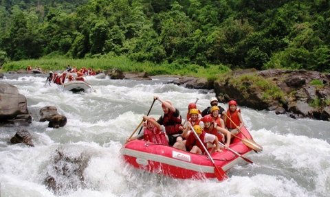 Gruppe paddelt gemeinsam im Rafting-Boot durch den Fluss – Sri Lanka Familienreise