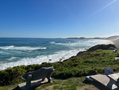Blick auf die Wellen des Ozeans bei Knysna – Garden Route Reise mit Kindern
