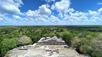 Panoramablick vom Tempel über das endlose grüne Blätterdach des Dschungels in Calakmul – Mexiko Familienreise