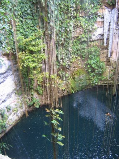 Blick auf die Cenote Sagrado bei Chichén Itzá – Mexiko Reise mit Kindern