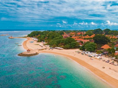 Ruhige Küstenlandschaft mit klarem Wasser in Sanur – Bali mit Kindern